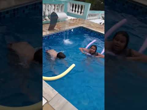 Na Piscina Depois de Comer